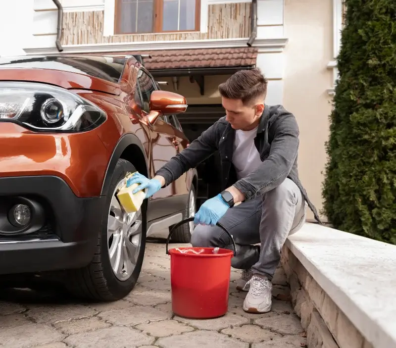 Lavage auto à domicile Barneville-Carteret : professionnel intervenant sur un véhicule
